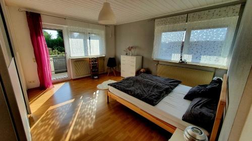 斯高哈赫Zweite Heimat Bamberg的一间卧室设有一张床和两个窗户。