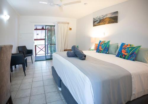 库努纳拉金伯利克罗克汽车旅馆的一间卧室配有一张大床和一张桌子及椅子