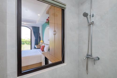 头顿Gold Holiday Hotel的浴室设有镜子和卧室