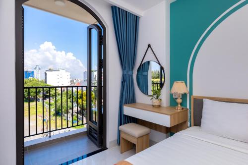 头顿Gold Holiday Hotel的一间卧室设有一张床和一个美景窗户。