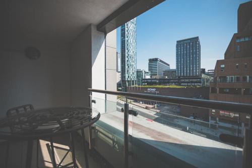 利物浦Luxurious 1 Bed - CITY VIEW的市景阳台配有桌子