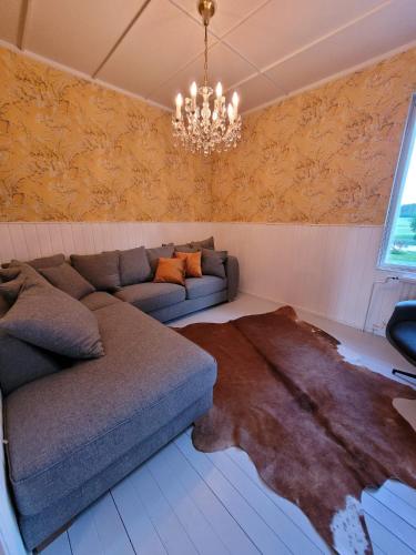 艾内科斯基Hietaman Vierastalo Marilyn的带沙发和地毯的客厅