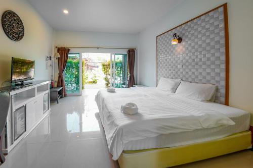 勿洞Happy Garden Resort Betong的一间卧室配有一张大床和电视