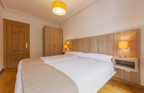阿里纳斯·德·卡伯瑞勒斯埃尔卡西古公寓的卧室配有一张白色大床