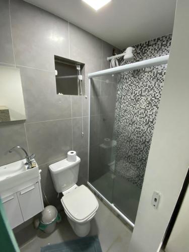 里约热内卢Suite Vargem Grande 2 - praia, cachoeira e trilhas的一间带卫生间和玻璃淋浴间的浴室