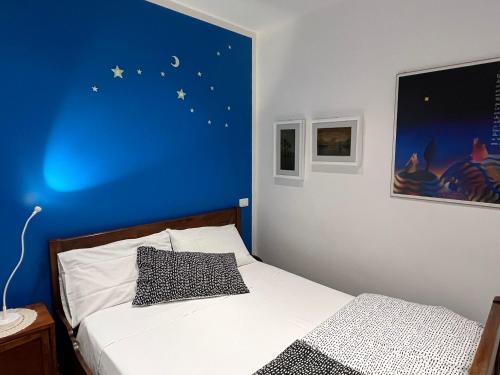 乌迪内AVD - La Nuova Casa di Nonna的一间卧室配有一张蓝色墙壁的床