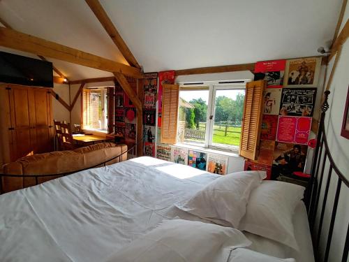 哈斯尔米尔Prestwick Oak - Sleeps 10-14 - Group Accommodation for Family or Friends的卧室设有一张白色大床和一扇窗户。