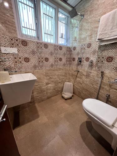 西姆拉GS COTTAGE ON MALL ROAD的浴室配有白色卫生间和盥洗盆。