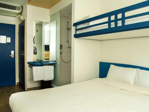 格拉茨格拉茨城宜必思快捷酒店的一间带双层床的卧室和一间浴室