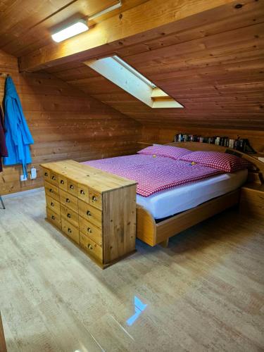 迈林根Gemütliche FeWo mit Sauna inmitten der Berge的小木屋内一间卧室,配有一张床