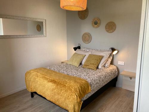 阿维尼翁Appart'Hotel - Gare TGV - Courtine - Confluence - 202的一间卧室配有一张黄色毯子床