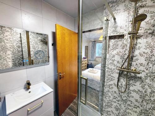 克里安拉利Stob Binnein Cottage的带淋浴、盥洗盆和卫生间的浴室