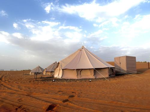 BadīyahDesert Stars Camp的沙漠地带的一排帐篷