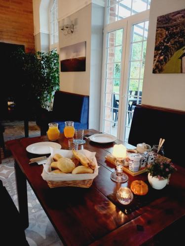 欧尔菲Varga Villa的一张木桌,配有面包和橙汁杯