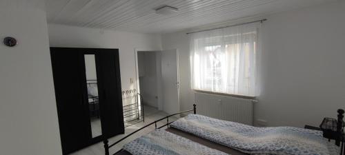 奥斯特拉赫Blu Home/Ferienwohnung的一间卧室设有一张床和一个窗口