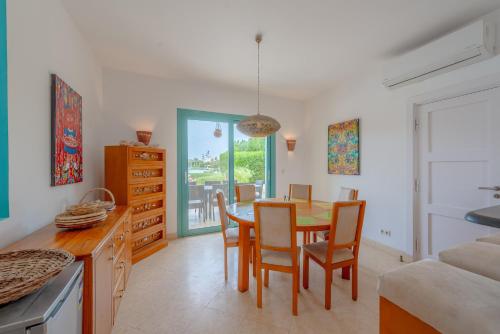 赫尔格达Stunning Villa for Rent in El Gouna HEATED PRIVATE POOL的厨房以及带桌椅的用餐室。