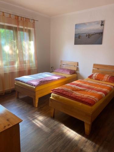 埃森Ferienwohnung Laux的客房设有两张床和窗户。