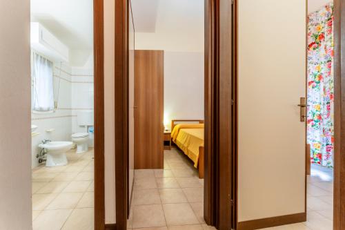 GiannellaGiannella Beach Residence Apartment的一间卧室设有一张床和一间浴室。
