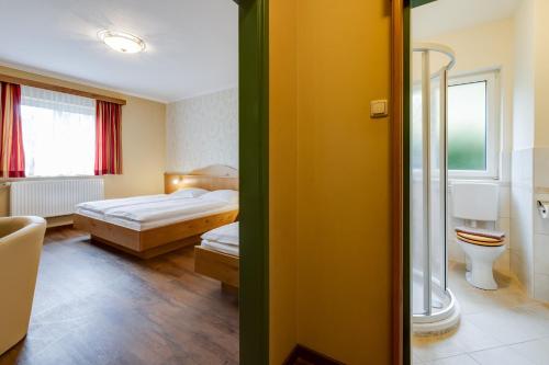 米特尔巴赫Gasthof zum Sessellift的酒店客房带两张床和一间浴室