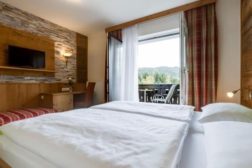 米特尔巴赫Gasthof zum Sessellift的酒店客房设有一张床和一个大窗户