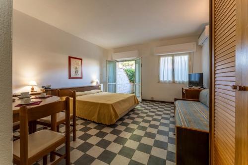 GiannellaGiannella Beach Residence Apartment的酒店客房配有一张床铺和一张桌子。