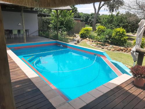 KavimbaMwandi View的后院的游泳池,带有蓝色的游泳池