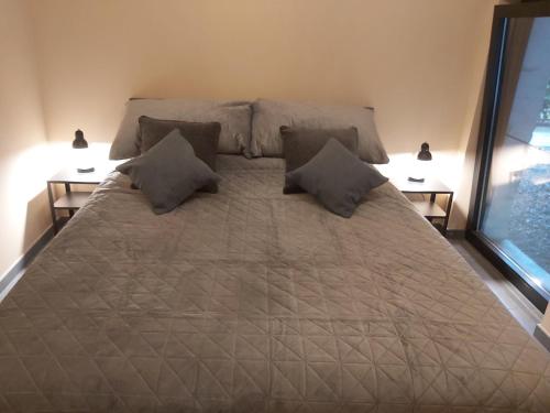 迪尔森-斯托科姆Het Zonnetje -Vakantiewoning en Bed and Breakfast的卧室设有一张大床和两张桌子