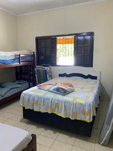 博拉塞亚Casa em frente à praia Boracéia的一间卧室配有床和双层床。