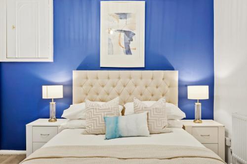 查塔姆Luxury 1 Bed Retreat With Free Parking - FREE NETFLIX & WIFI的蓝色卧室设有一张带蓝色墙壁的大床