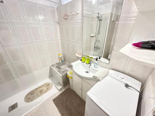 美洲海滩Apartments in Tenerife的一间带水槽、卫生间和镜子的浴室