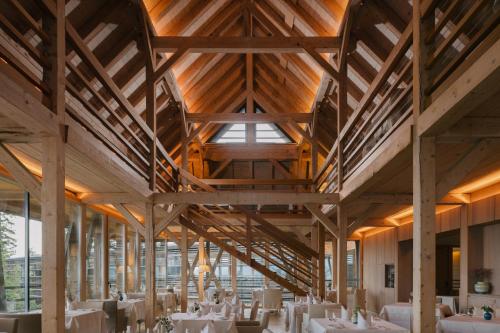 拉纳维吉露斯山度假酒店的一间拥有木制天花板和白色桌子的用餐室