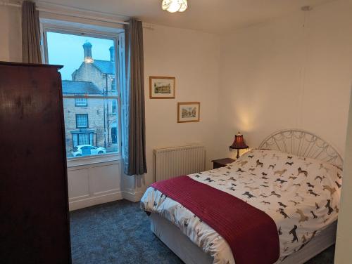 巴纳德城堡Market Place Flats的一间卧室设有一张床和一个大窗户
