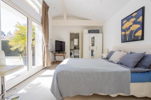 日内瓦Residence Mont-Blanc Poolhouse的白色的卧室设有床和大窗户