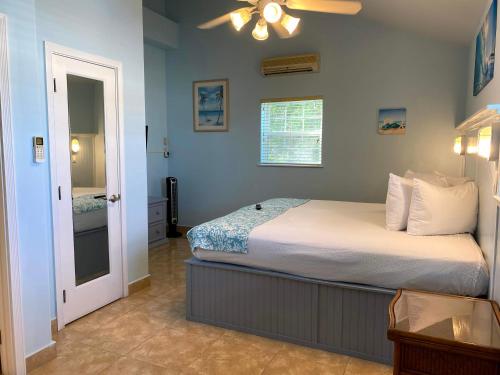 乔治镇埃克苏马度假酒店的一间卧室配有一张床和吊扇