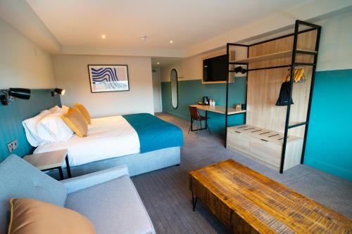 利物浦The Lake House的酒店客房,配有床和沙发