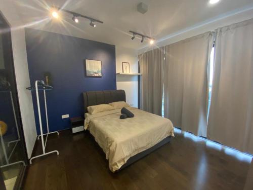 努沙再也GS home的一间卧室设有一张床和蓝色的墙壁