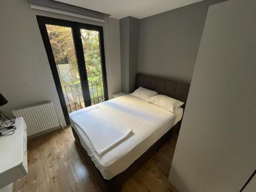 伊斯坦布尔Remta Real Estate的一张位于带大窗户的房间内的床铺