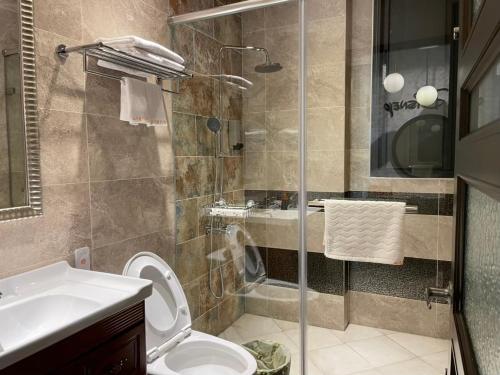 花莲市山川匯行館民宿的带淋浴、卫生间和盥洗盆的浴室