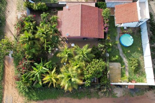 马拉卡贾Casa INTI de Maracajaú的享有棕榈树和游泳池的别墅的顶部景致
