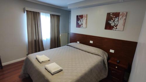 里奥加耶戈斯Laguna Azul的一间卧室配有一张床,上面有两条毛巾