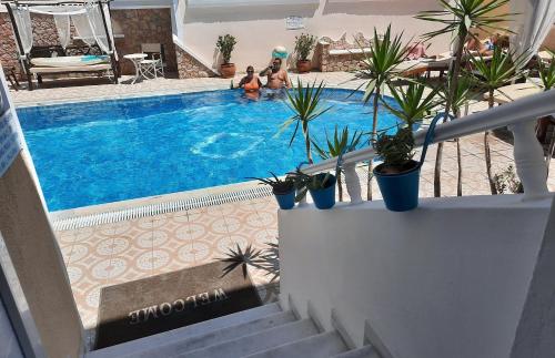 卡马利宙斯酒店的两人坐在植物游泳池里