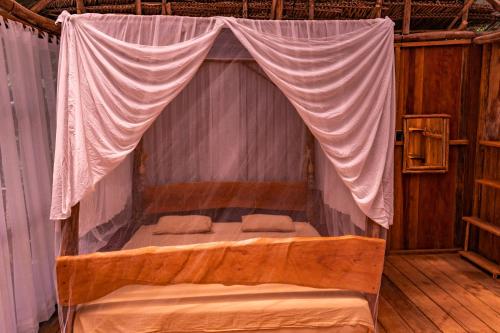 伊基托斯Family hotel PURMA CASPI on the jungle lake的一间帐篷内带两张床的卧室