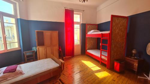 海若克利欧Doukas Hostel Room的一间卧室配有两张双层床和红色窗帘