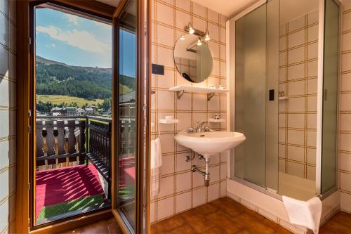 利维尼奥Bait da Menego的一间带水槽的浴室和一个美景阳台