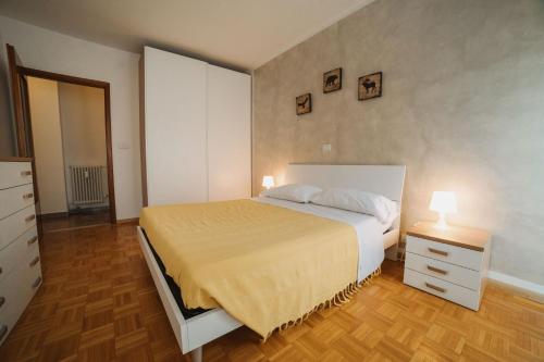 奥斯塔Maison Chabod的一间卧室配有一张床和一个带两盏灯的梳妆台。