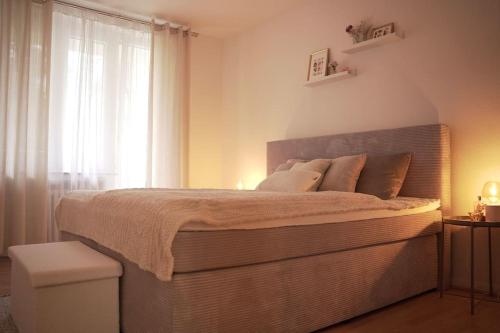 杜塞尔多夫*TOP Apartment * beliebte Lage* in Düsseldorf的一间卧室设有一张大床和窗户