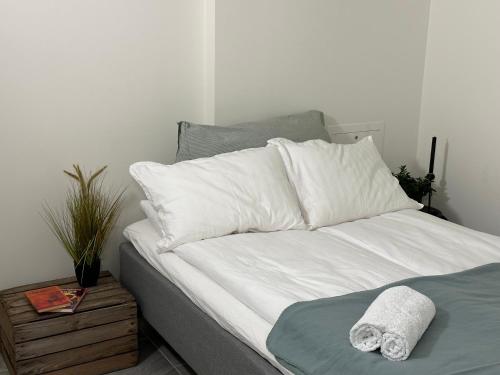 斯塔万格A Place To Stay Stavanger, apartment 1的一张带白色床单和枕头的床