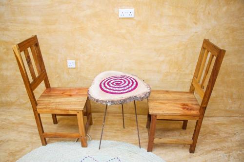 南威Zanzigo的两把椅子和一张桌子,上面有紫色洋葱