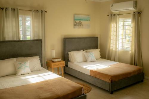 Golden GroveThe Nest Villa, A Dream Escape for the entire family的带2扇窗户的客房内的2张床