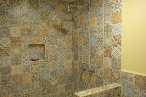Golden GroveThe Nest Villa, A Dream Escape for the entire family的一间带淋浴的浴室和瓷砖墙